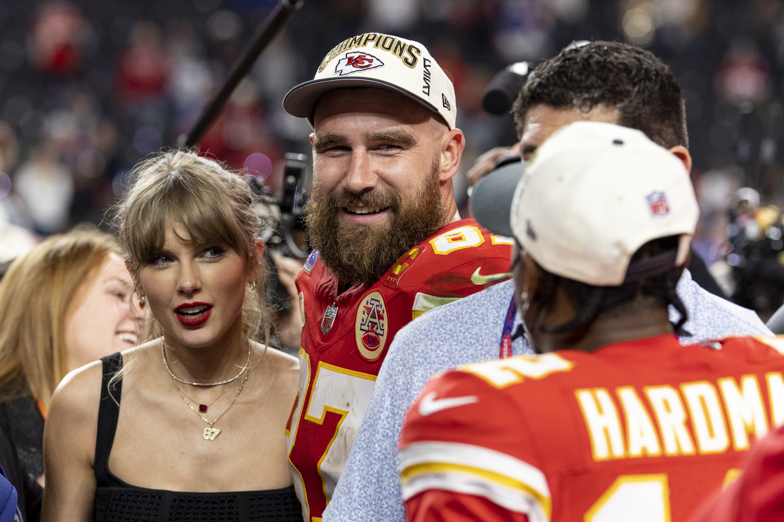 Taylor Swift and Travis Kelce hide from photographers on date night