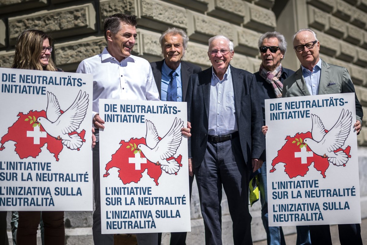Swiss supporters of neutrality initiative in Bern