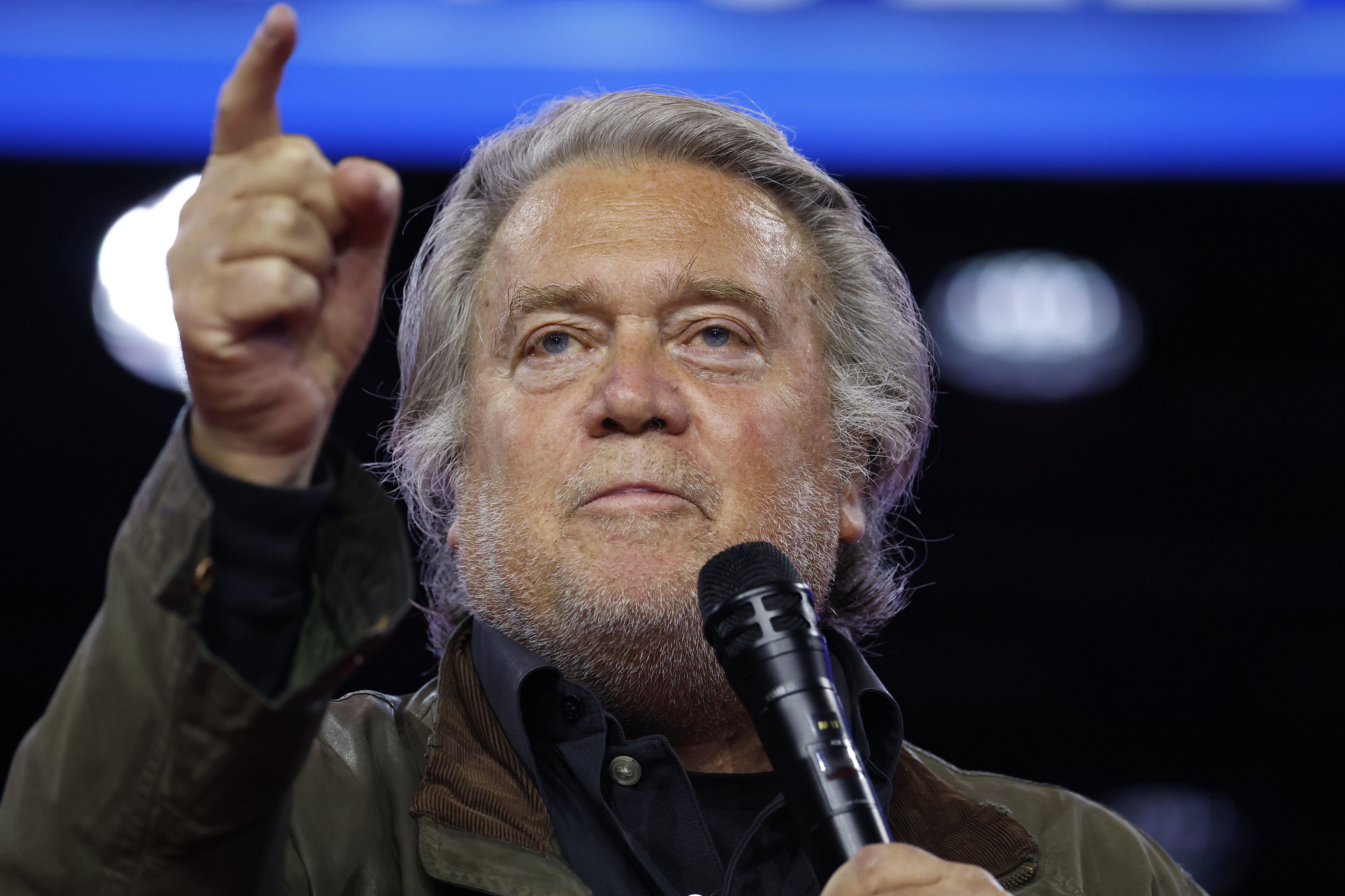 Steve Bannon trashes “meaningless” Donald Trump event