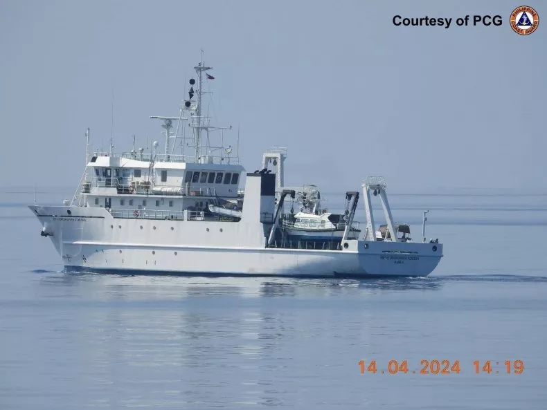 Das ist der Anfang vom Ende - Pagina 13 China-coast-guard-shadows-philippine-ships