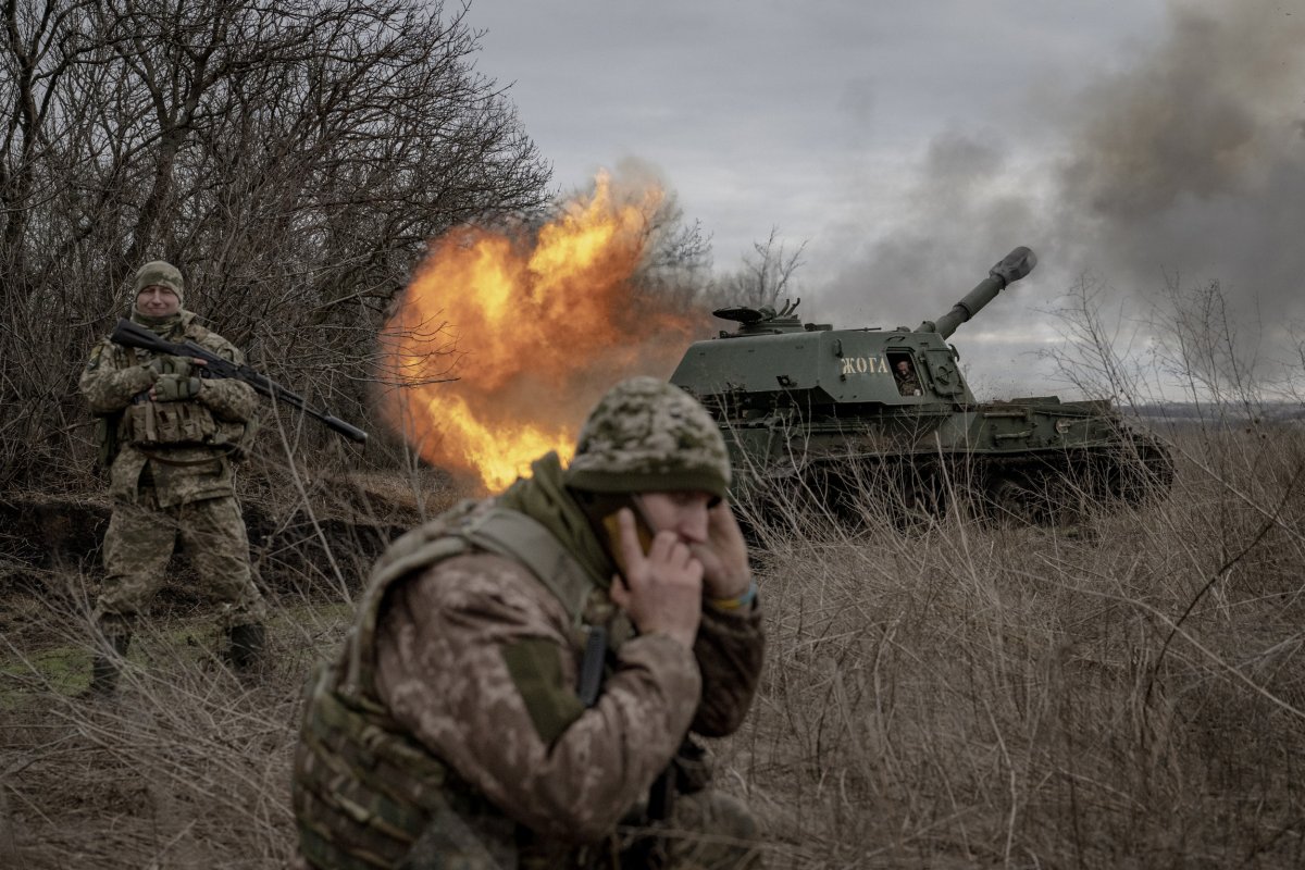 Ukrainian Troops Fires on Russian Position 