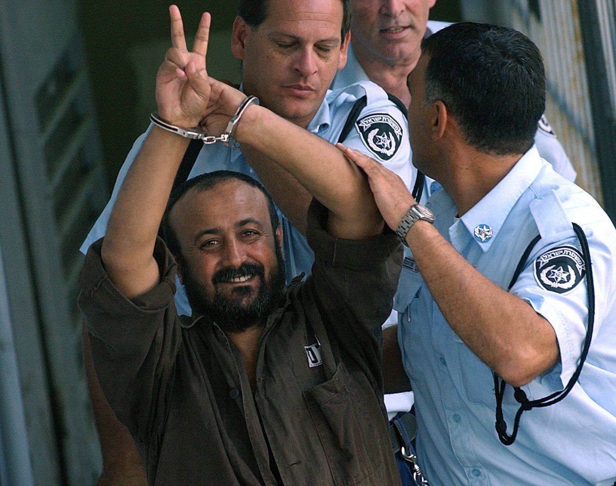 marwan barghouti giving peace sign