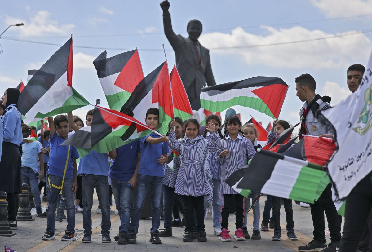 palestinian children at mandela statue