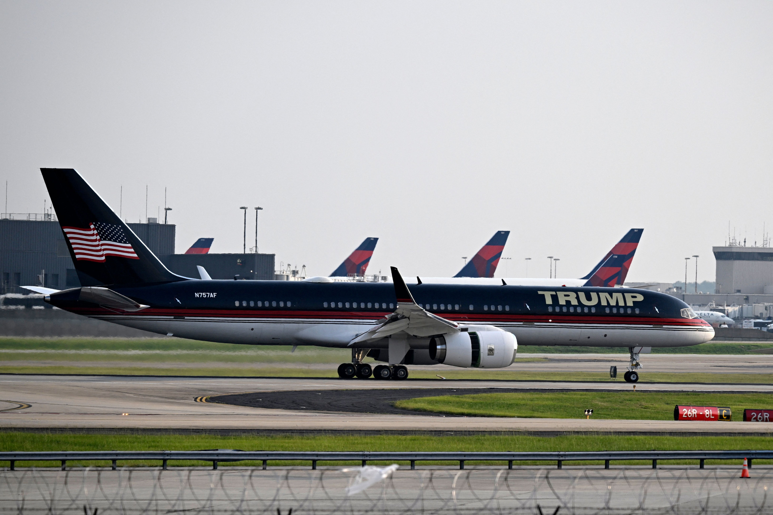 Donald Trump’s plane ‘grounded’, photo shows