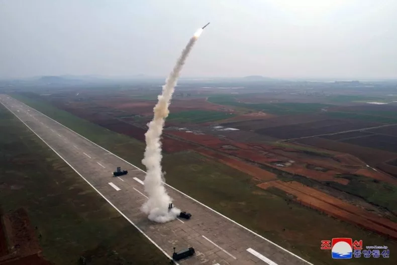 Das ist der Anfang vom Ende - Pagina 13 North-korea-test-fires-missile