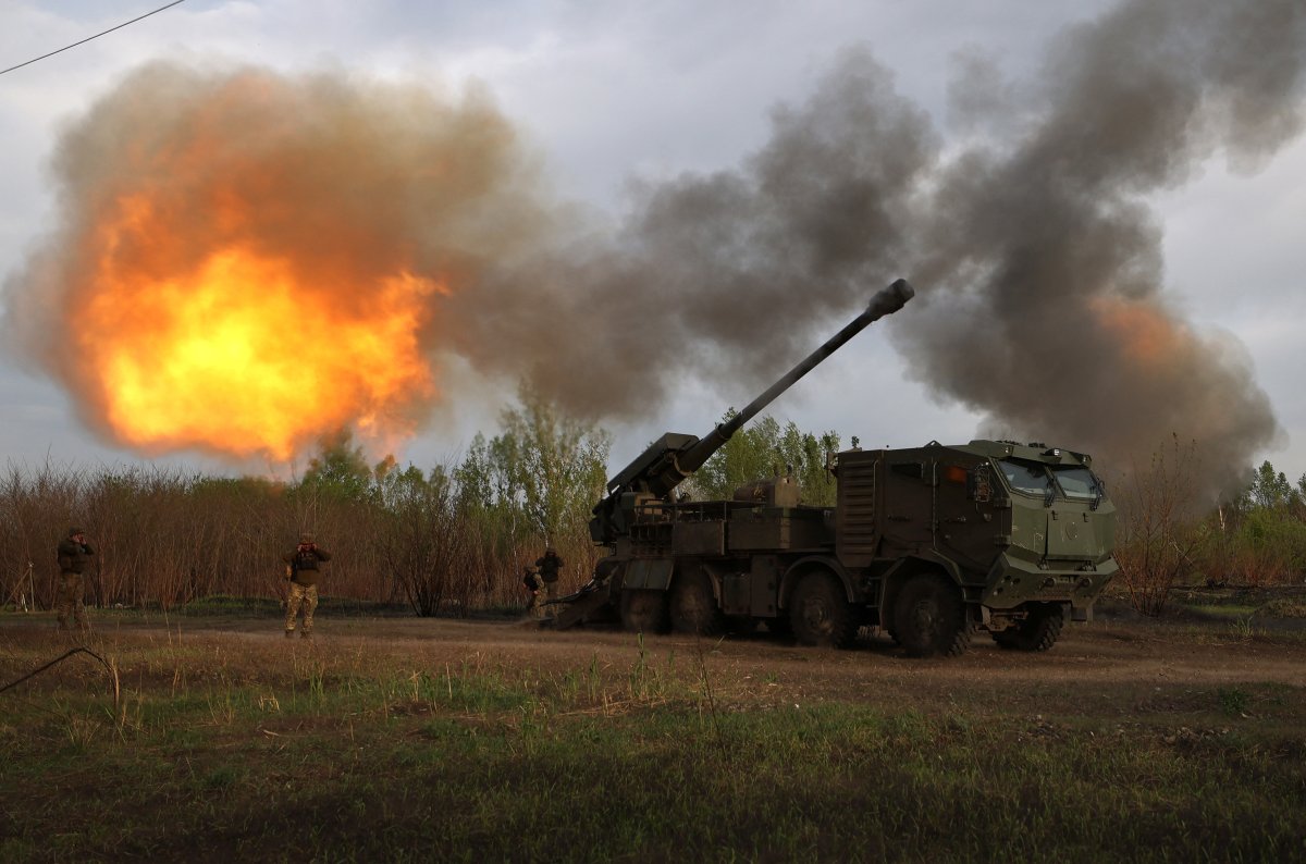 Ukrainian artillery firing near Kharkiv in April