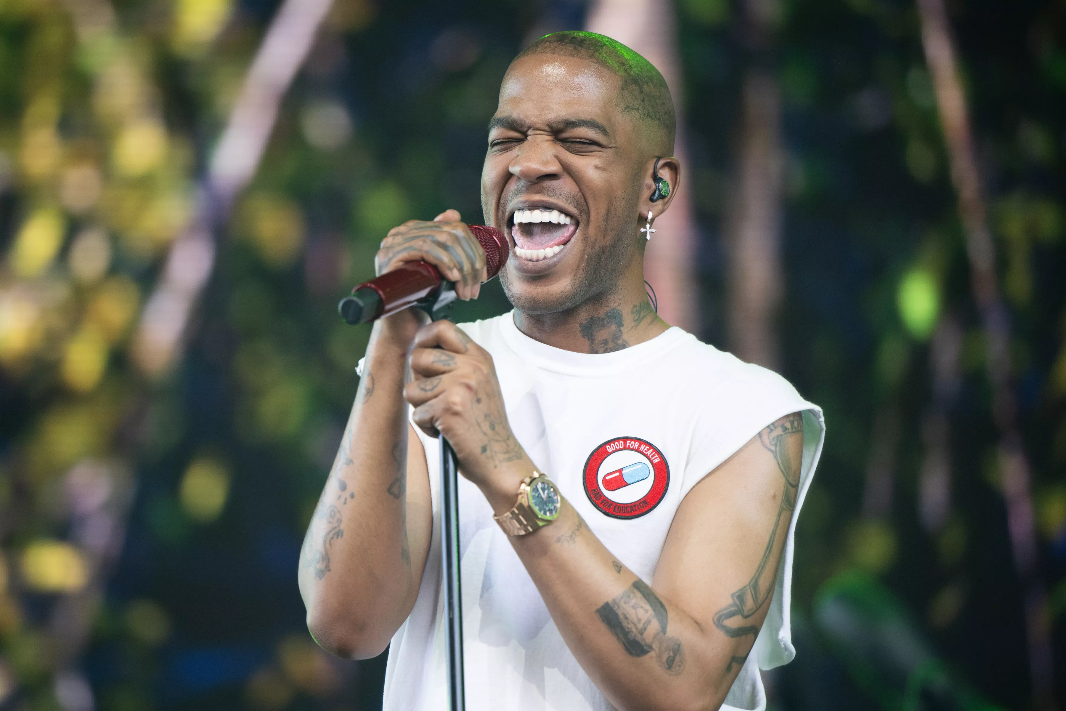 Watch Kid Cudi Break His Foot by Jumping Off Coachella Stage - Vimarsana News
