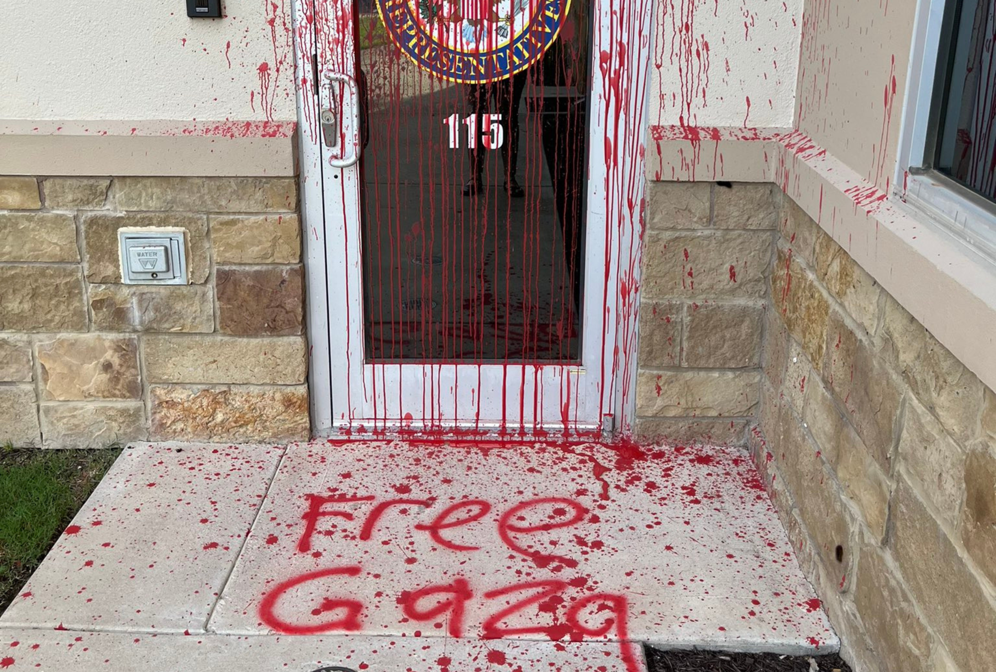 Message « Libérez Gaza », un liquide rouge éclaboussé dans le bureau du membre du Congrès du Parti républicain