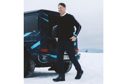 Ola Kllenius 驾驶 G 级轿车在瑞典