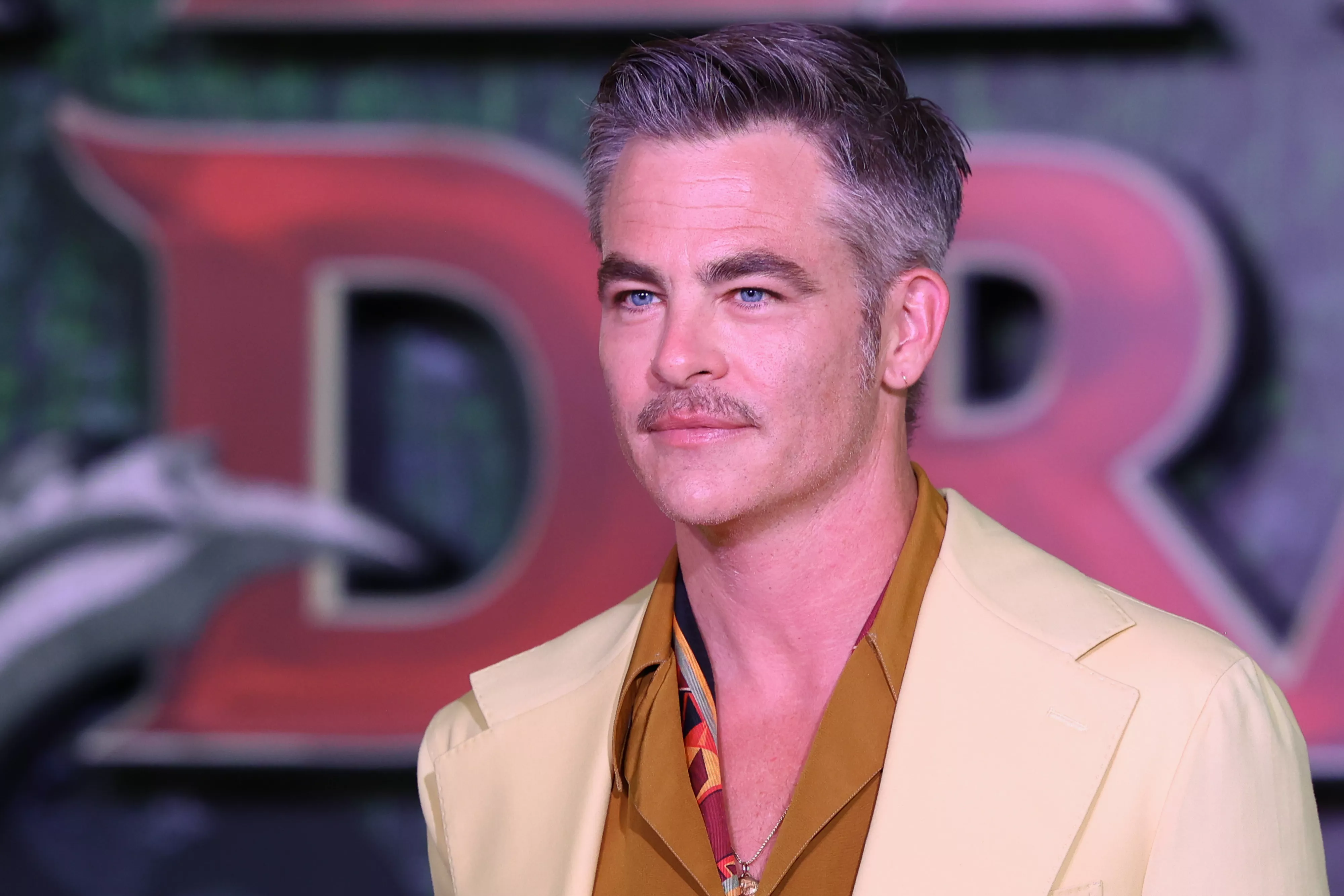Chris Pine Looks Unrecognizable While Channeling Character on Red Carpet - Vimarsana News