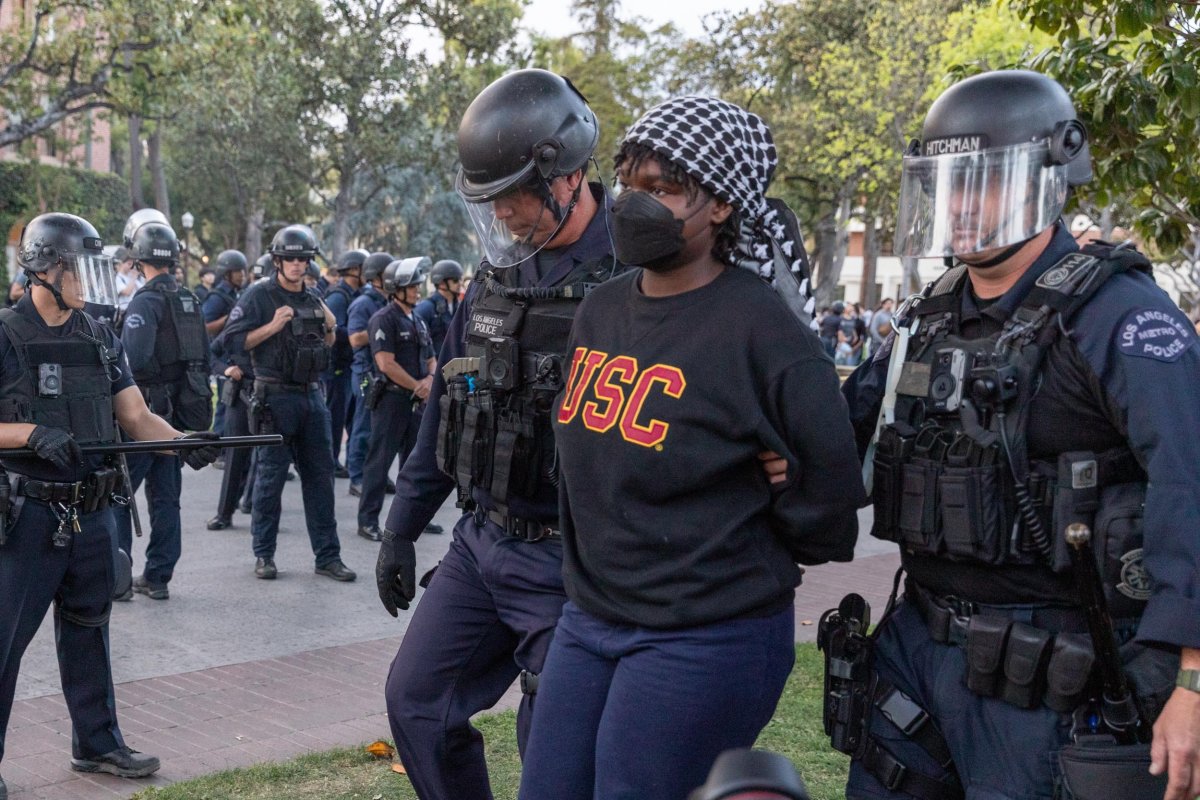 Police seen intervening during USC protest 
