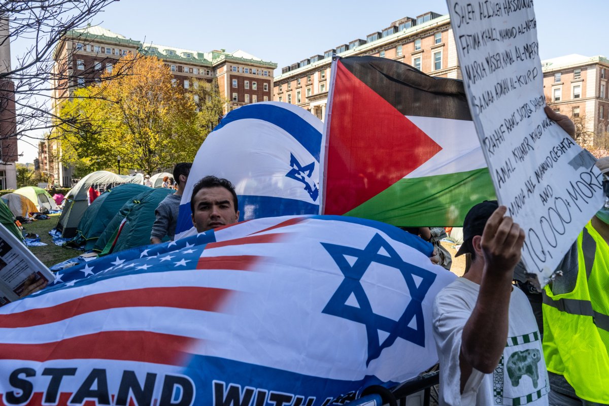 تظاهرکنندگان طرفدار اسرائیل در کنار تظاهرکنندگان حامی فلسطین دیده می شوند 
