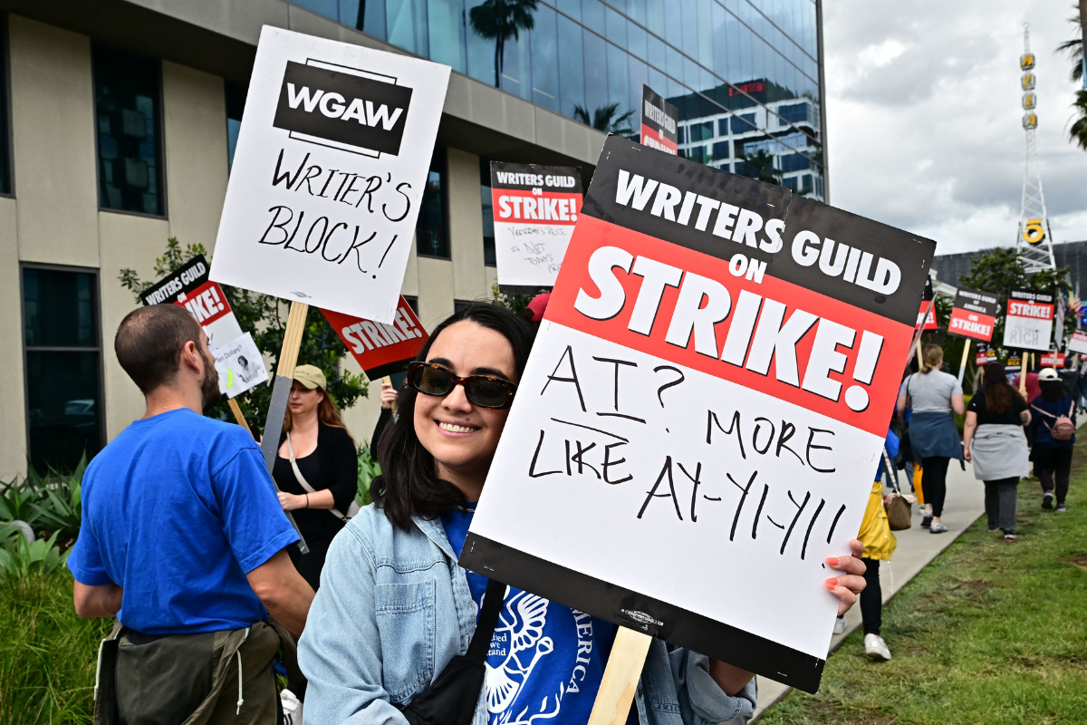 Ilana Pena tenant une pancarte, grève de la WGA