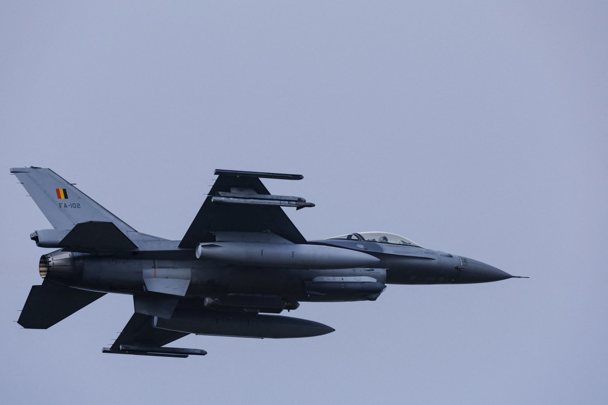 یک F-16 بلژیکی در حال پرواز دیده می شود