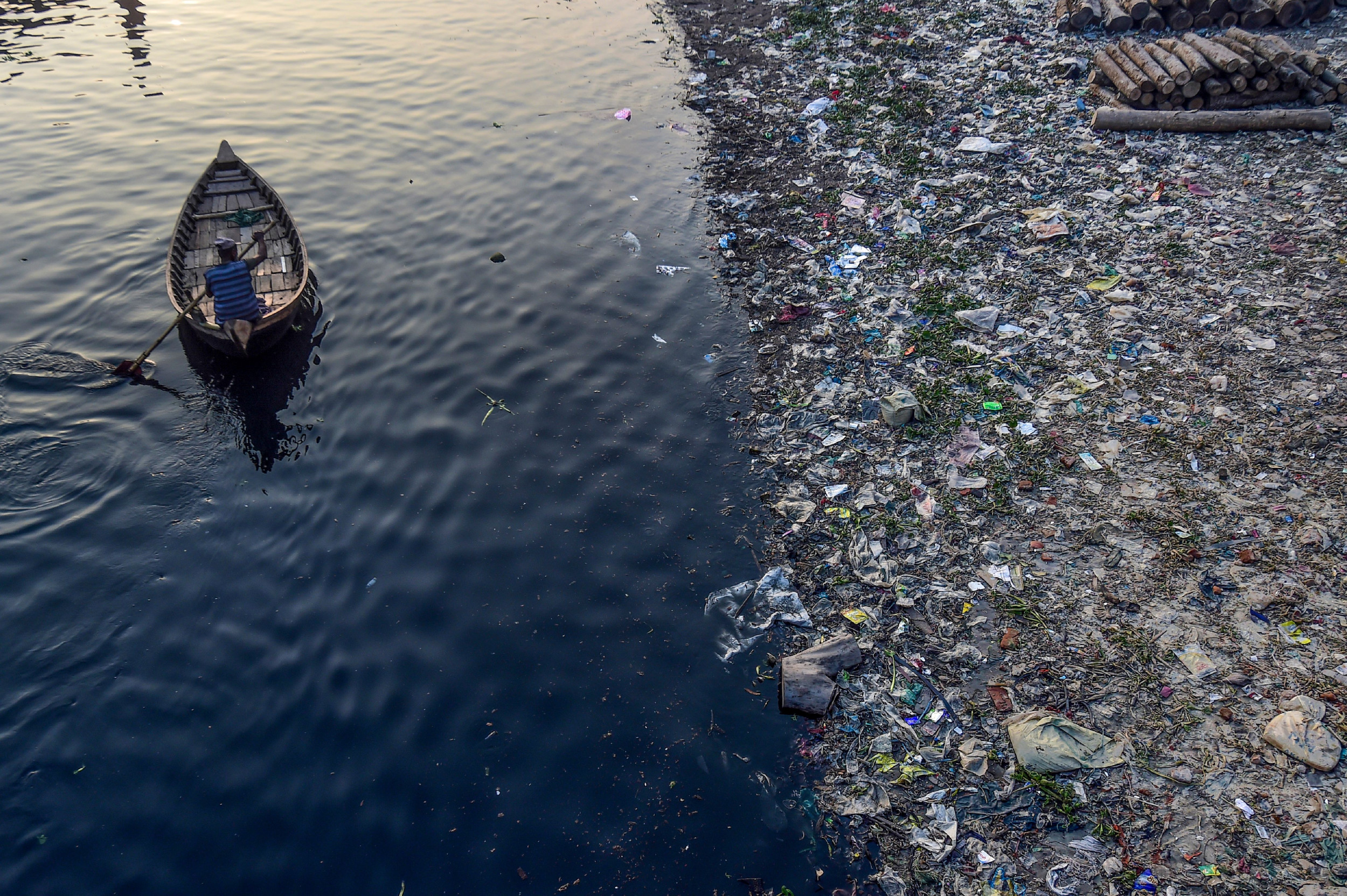 El plástico contamina nuestros océanos.  ¿Conseguiremos un tratado para reducir los residuos plásticos?