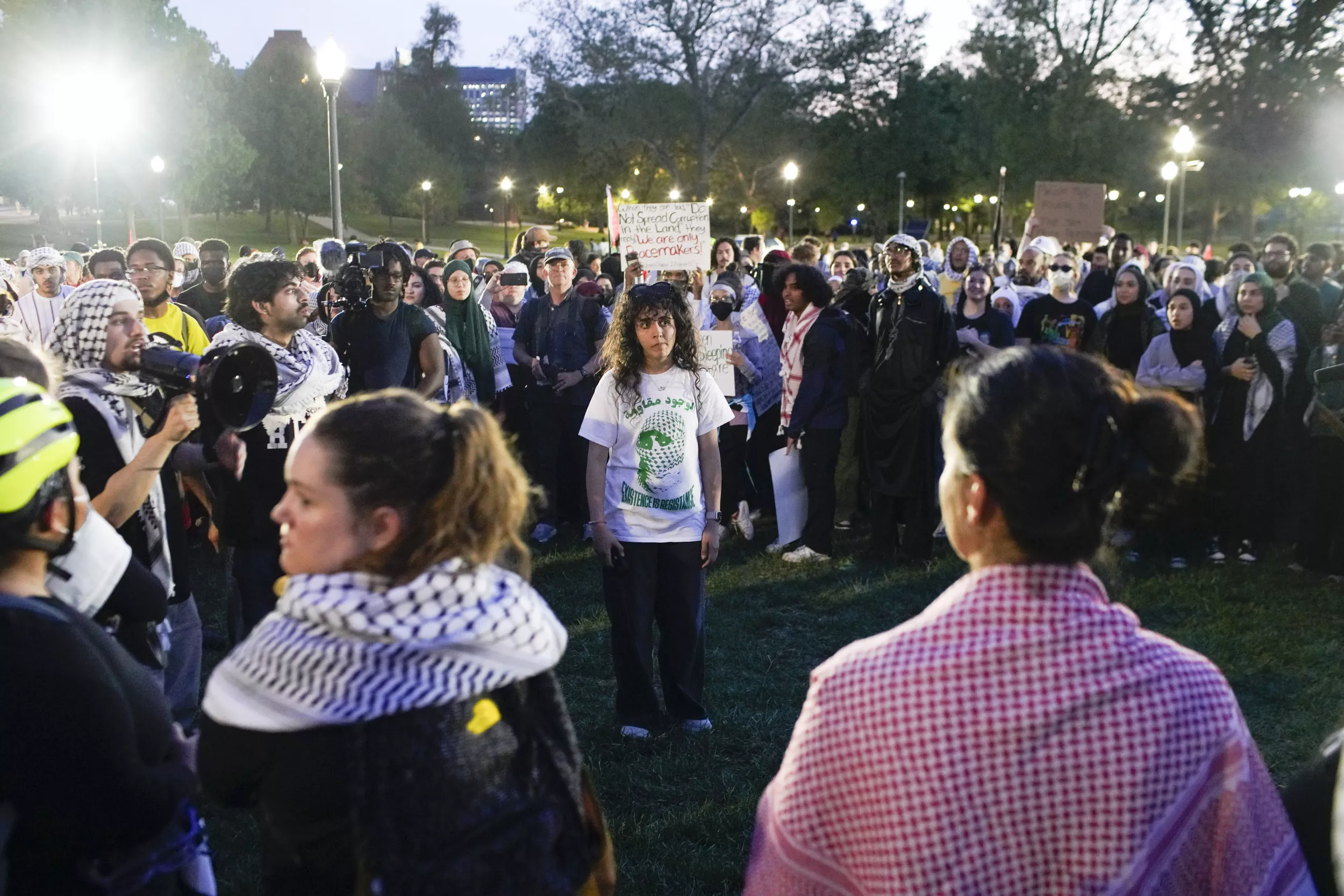 Pro-Palestinian And Pro-Israel Protesters Unite To Chant 'F*** Joe Biden' - Vimarsana News