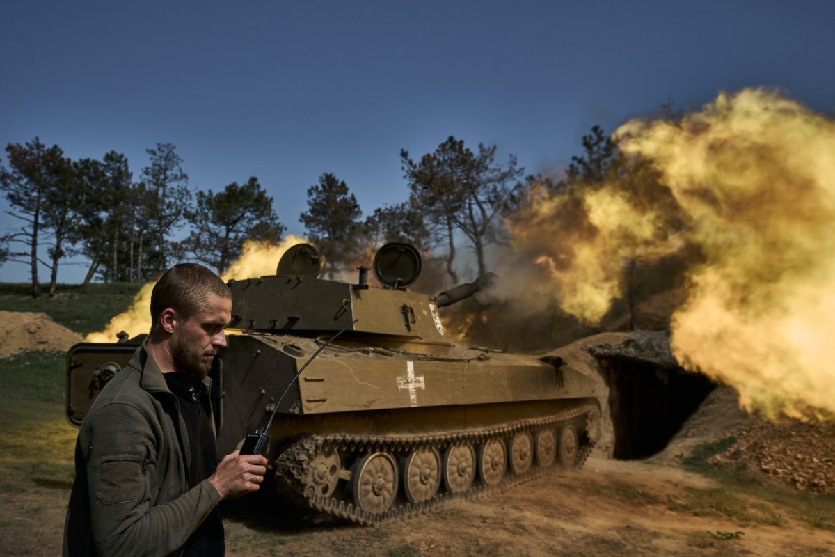 Ukrainian howitzer firing in Kherson April 2024