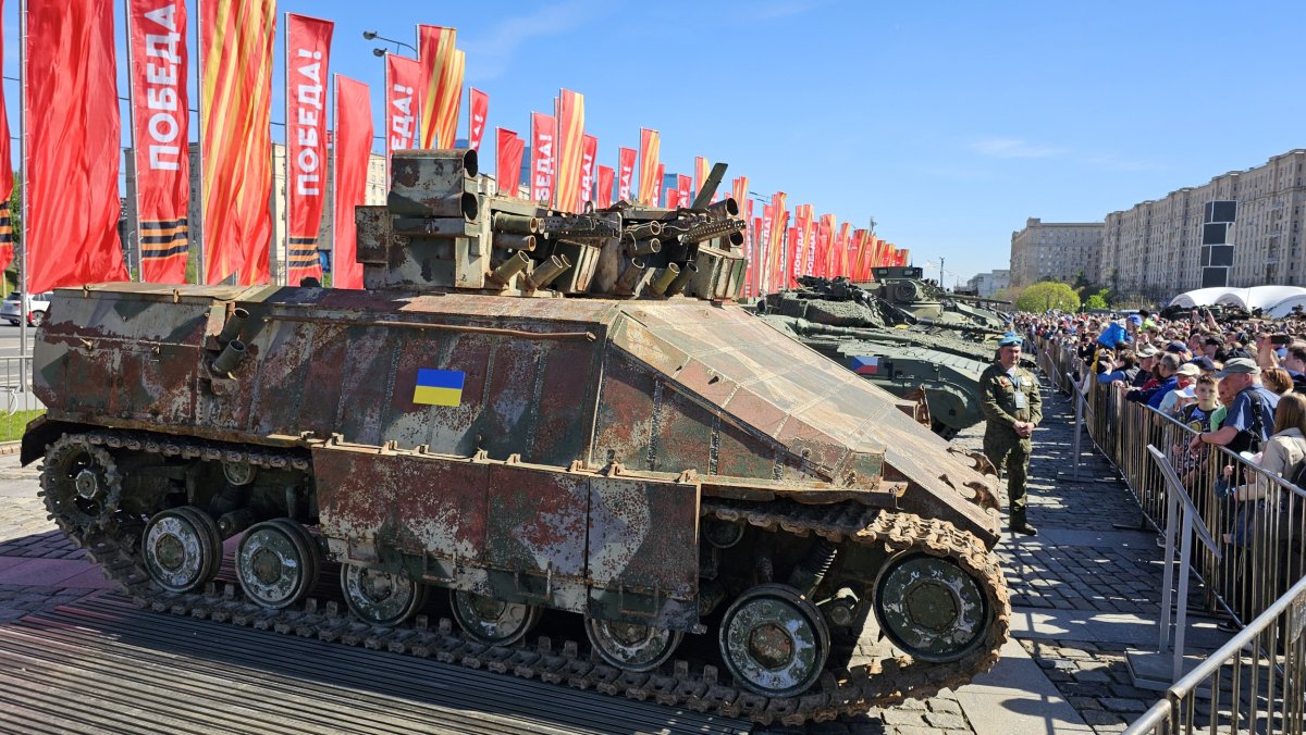 鹵獲されたウクライナの甲冑がモスクワに展示される
