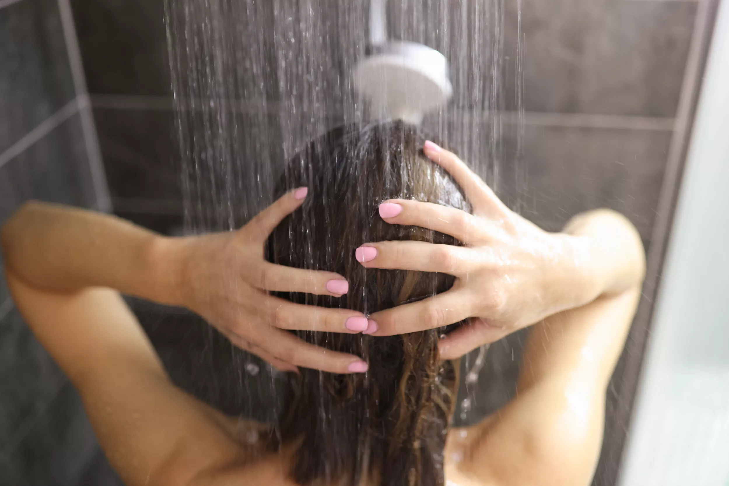 Woman Has To Shower With a Full Face of Makeup—Not Prepared for the Result - Vimarsana News