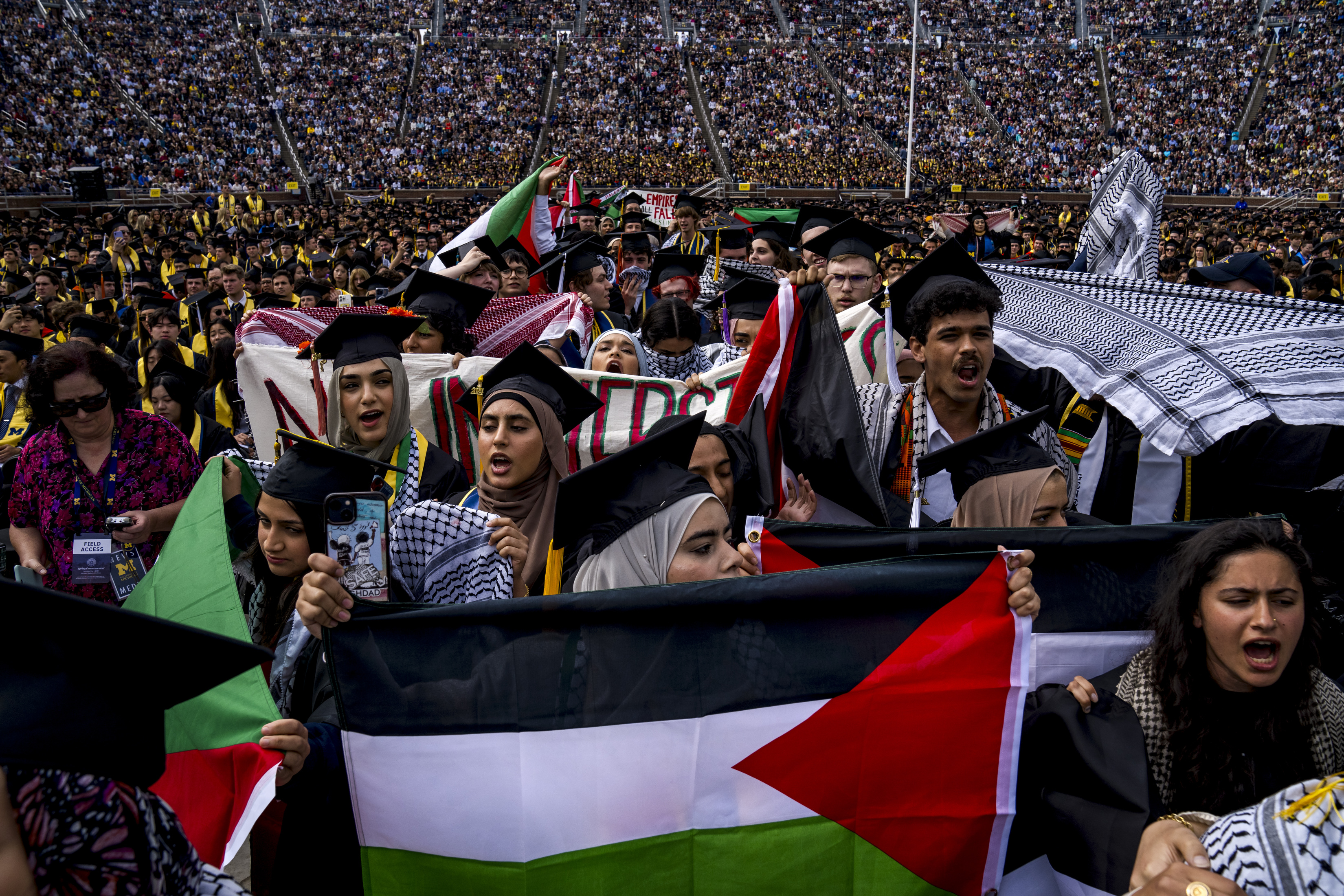 Des acclamations éclatent alors que les manifestants pro-palestiniens sont exclus de la remise des diplômes au Michigan