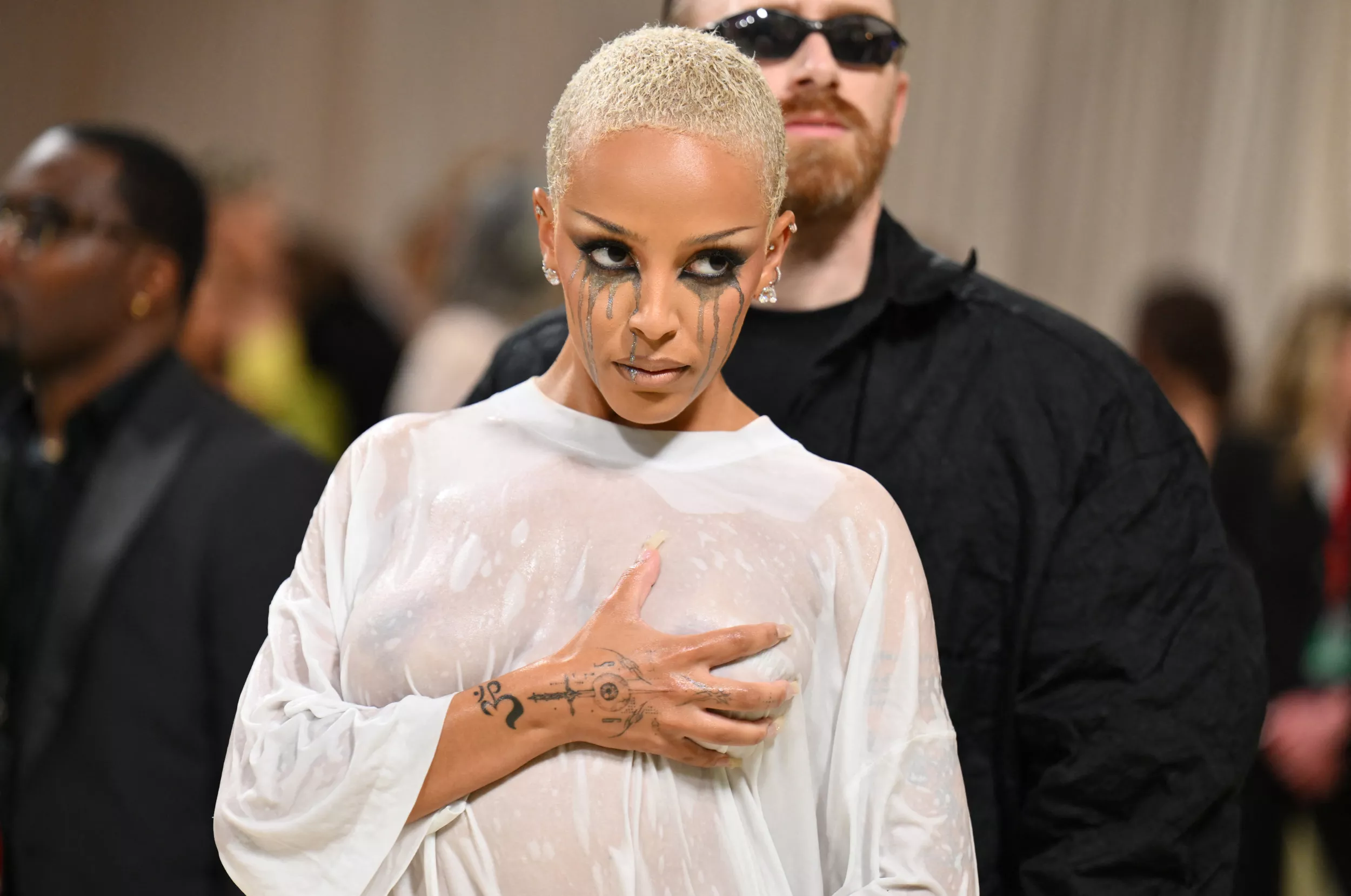 Fans React to Doja Cat Arriving to the Met Gala in Nothing But a Towel - Vimarsana News