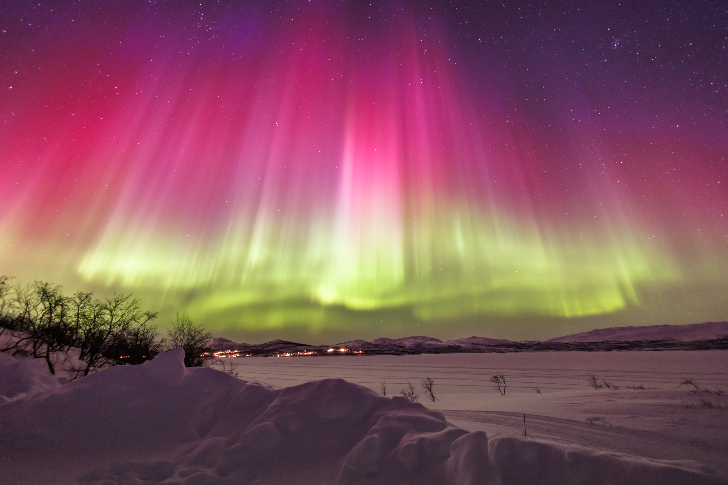 Man Drives Over 600 Miles to Capture 'Magical' Rare Red Northern Lights ...