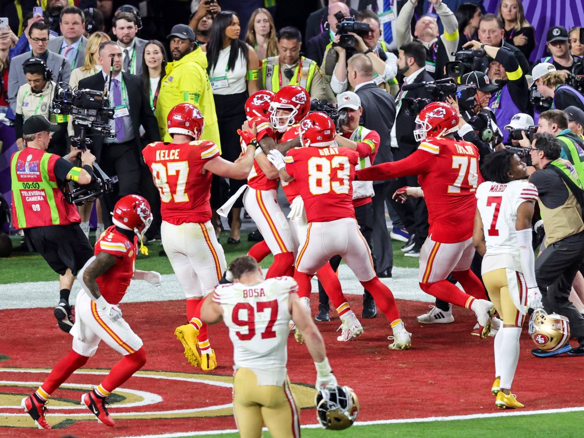 Chiefs celebrate touchdown pass 