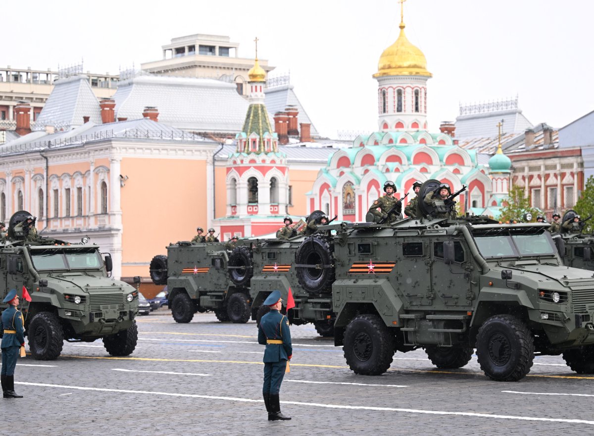 Οι Ρώσοι αξιωματικοί αποτυγχάνουν να χαιρετίσουν τον Πούτιν στην παρέλαση της Ημέρας της Νίκης