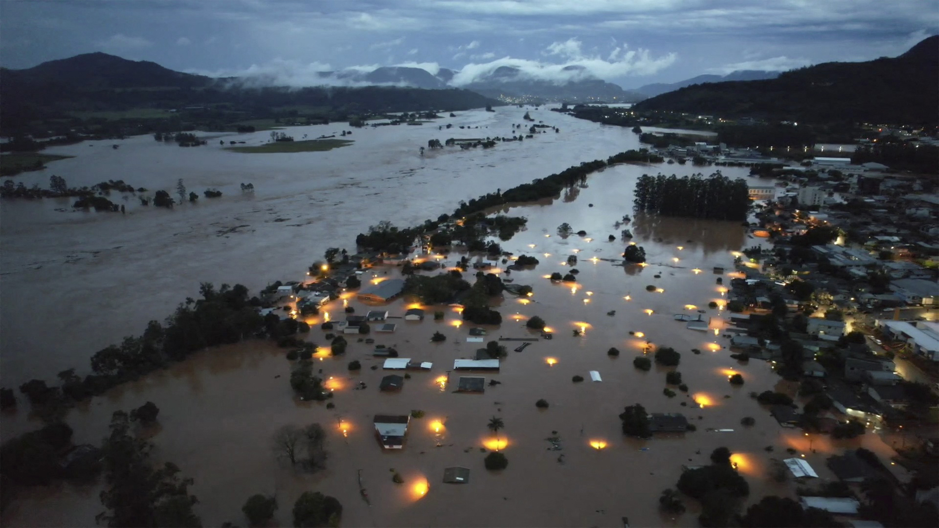 Fotos mostram enchentes ‘apocalípticas’ que engolfam o sul do Brasil