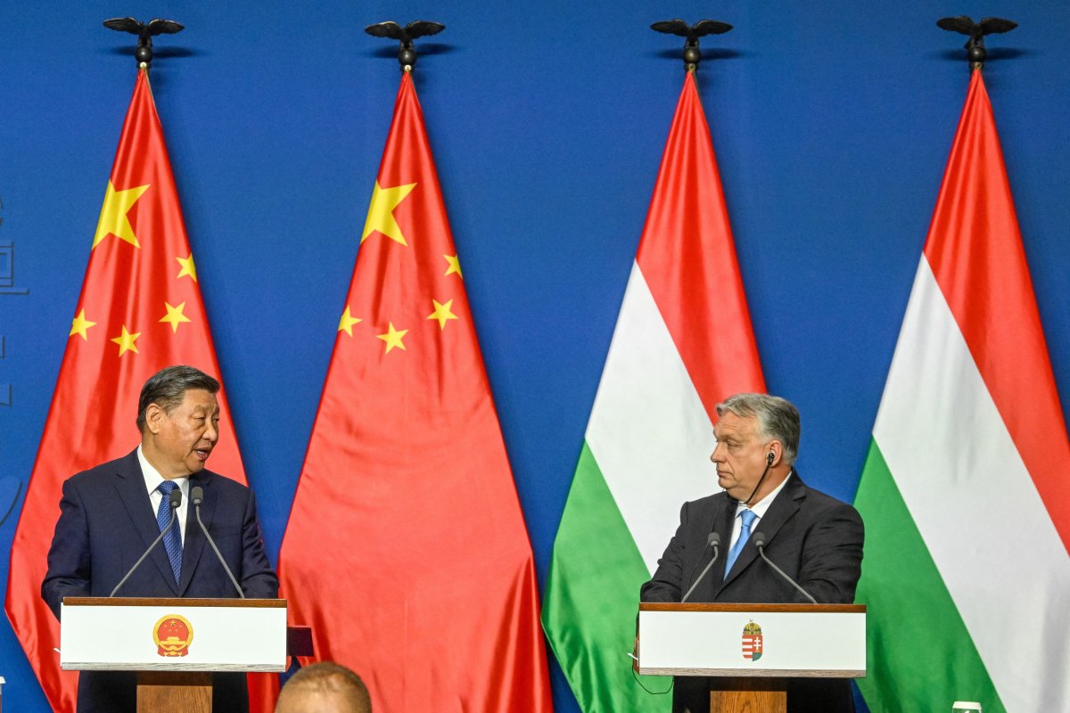 Xi Jinping meets with Viktor Orban