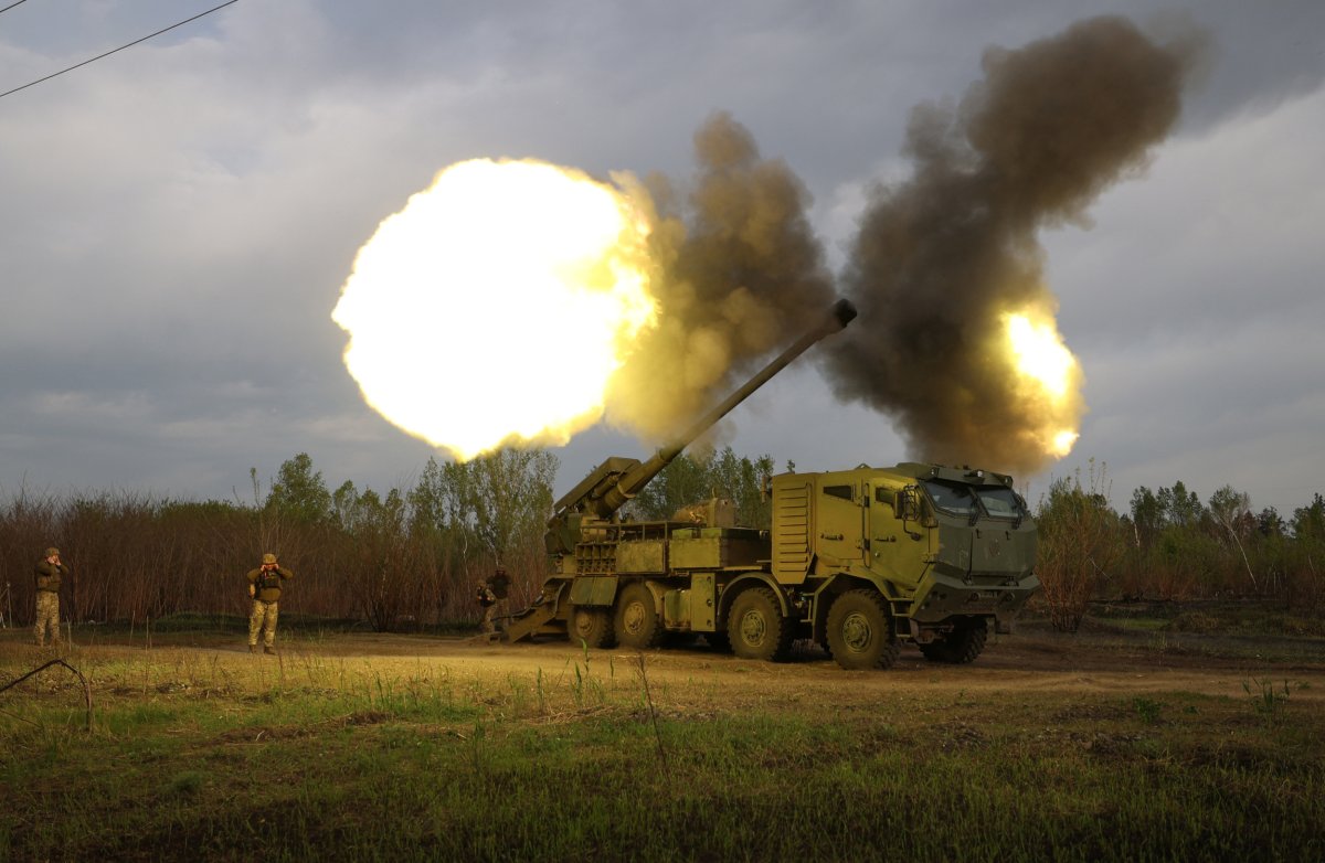 Ukrainian howitzer firing in Kharkiv region April