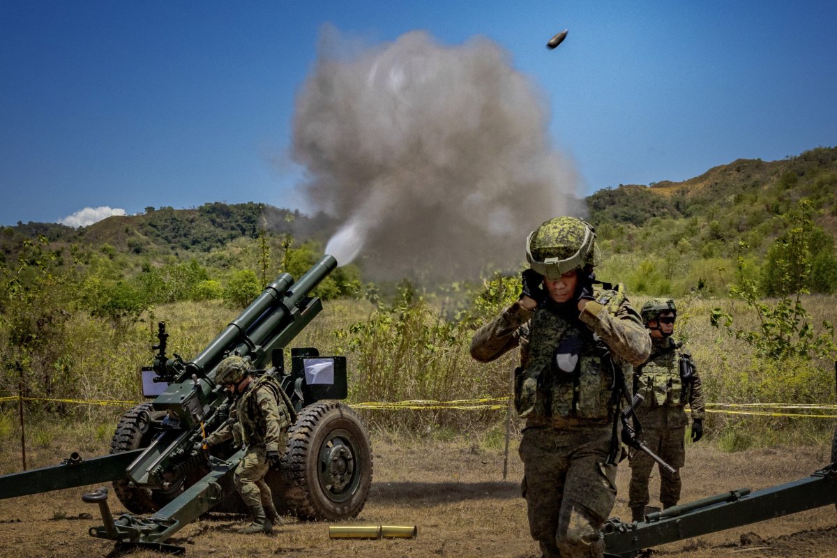Philippine Troops Fire Howitzer 