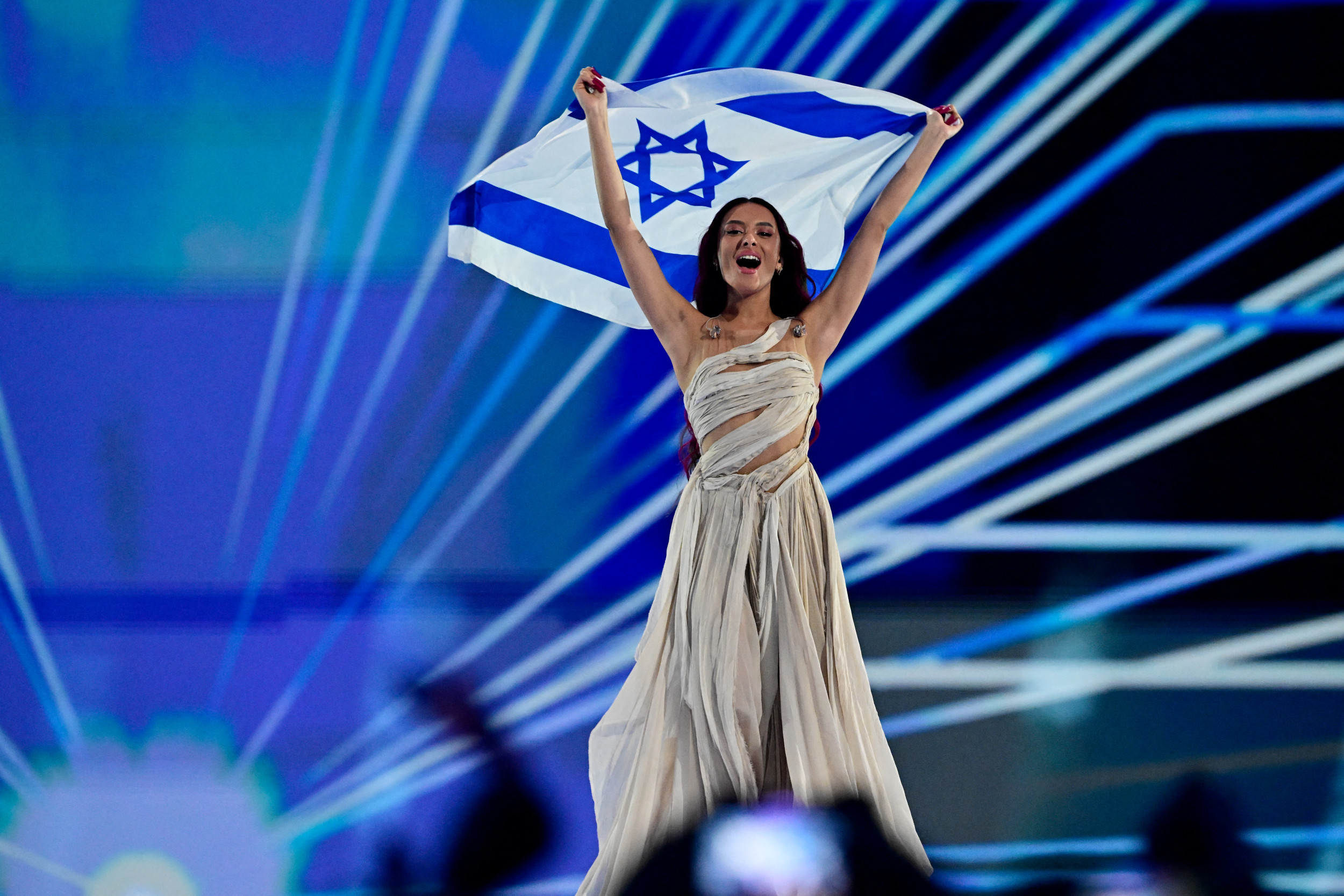 Le candidat israélien à l’Eurovision hué et raillé sous les acclamations, selon des vidéos