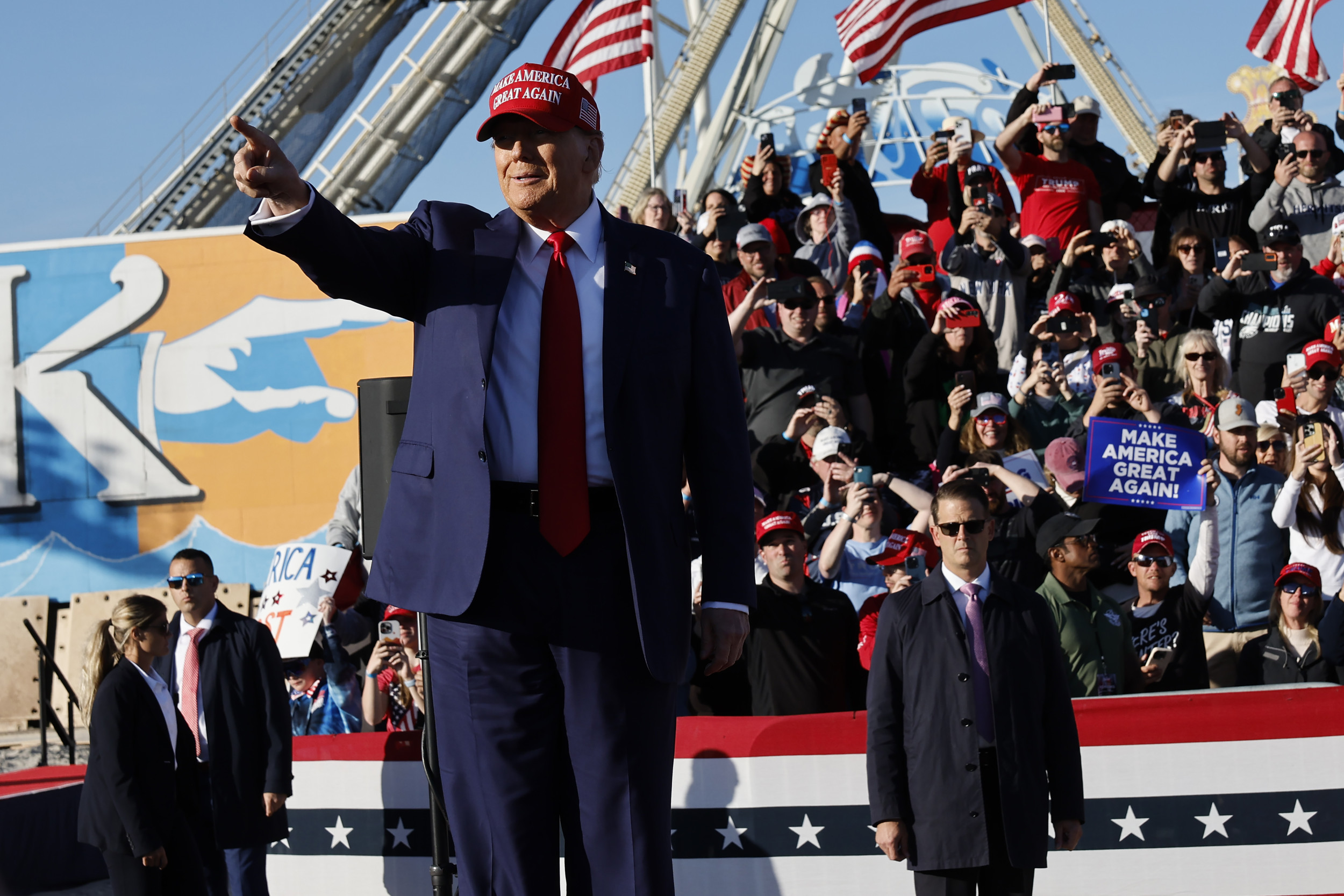 Donald Trump Rally Video Shows Mass 'Walking Out' During Speech - Newsweek