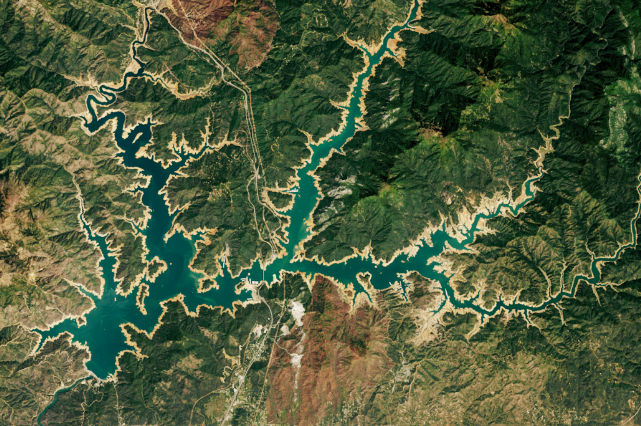 Le lac Shasta en Californie a terminé sa deuxième année consécutive, révèlent des images satellite