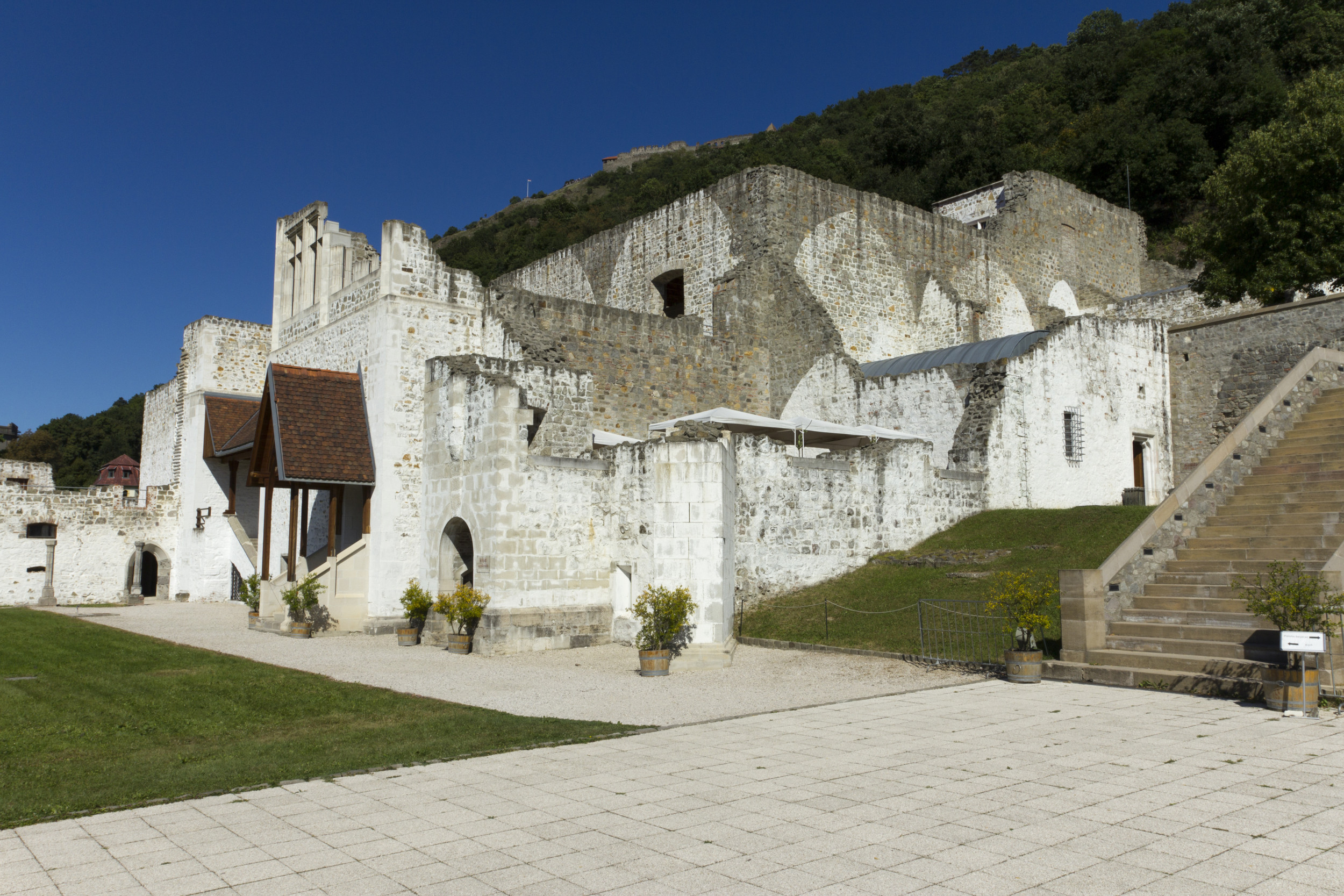 L’église perdue d’un monastère vieux de 600 ans retrouvée près du palais royal médiéval