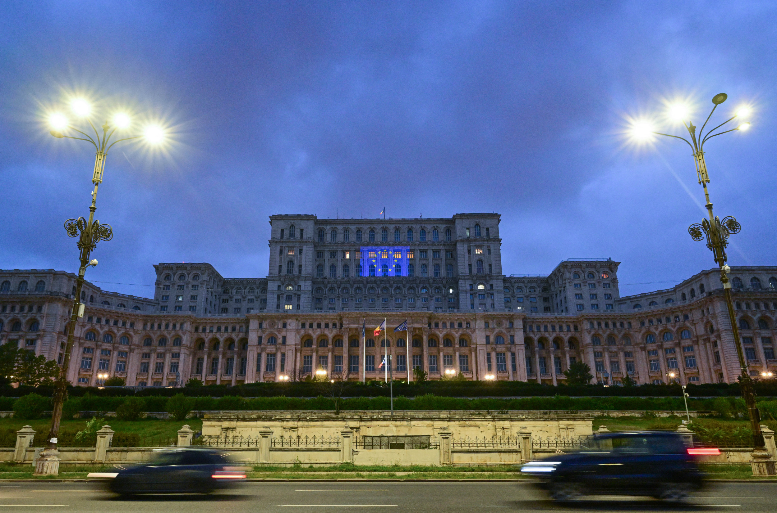Un responsable roumain tente de mordre le visage de son rival dans la lutte parlementaire