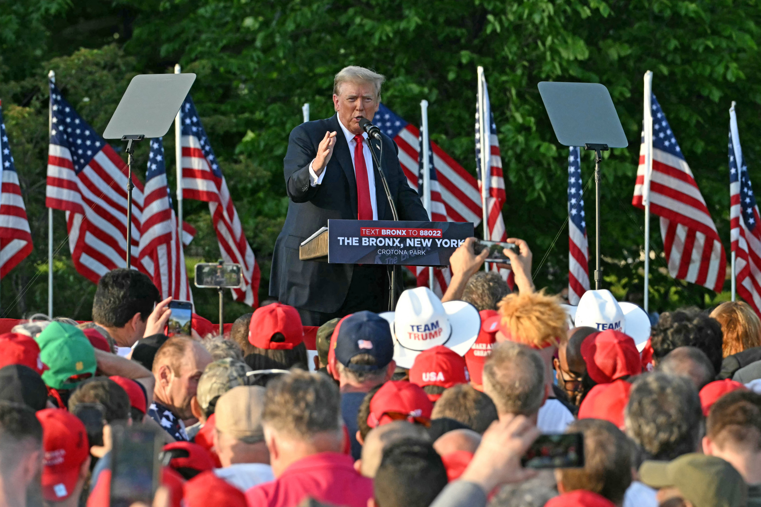 Trump Offers to Help New York Democrats as Thousands Attend Bronx Rally ...