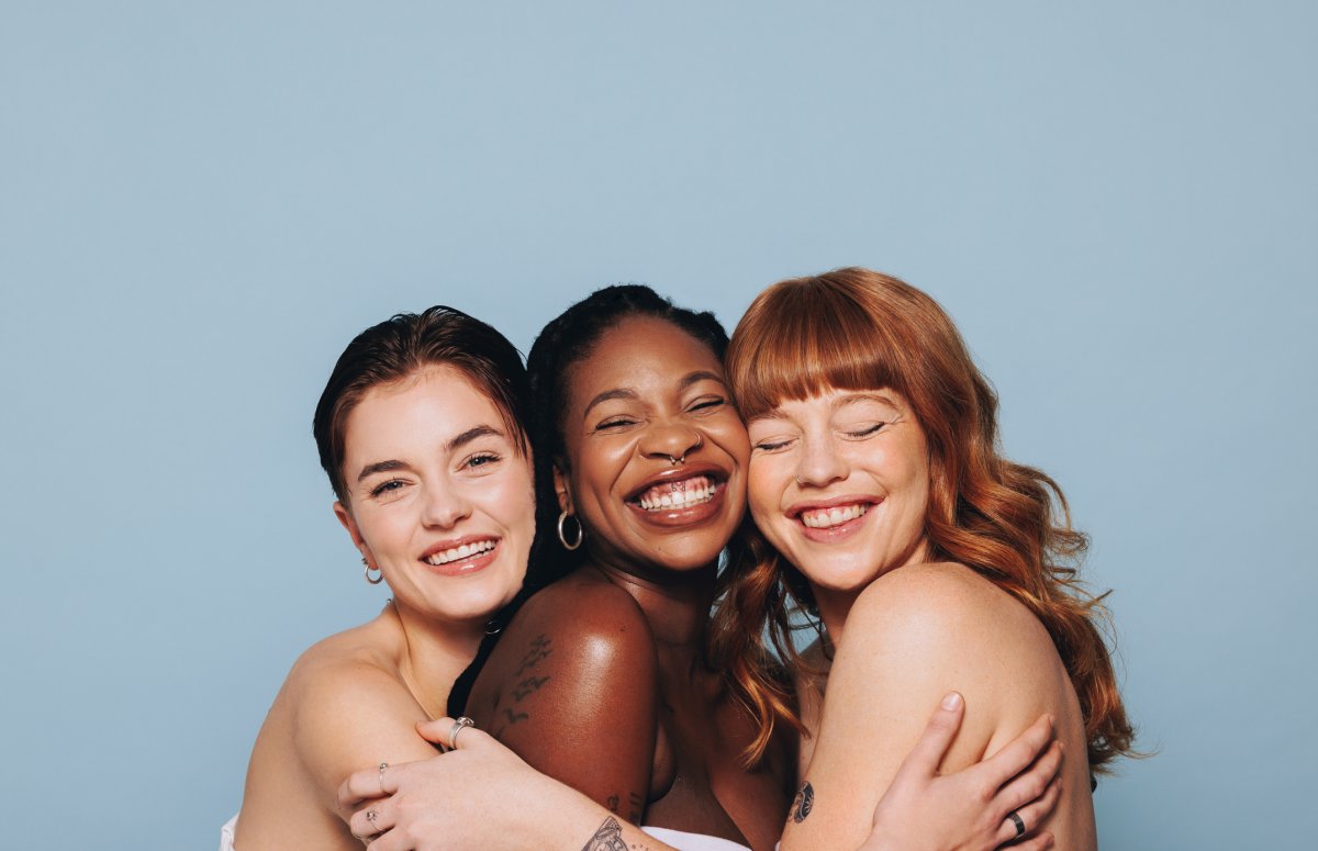 Tři ženy různých etnických s úsměvem