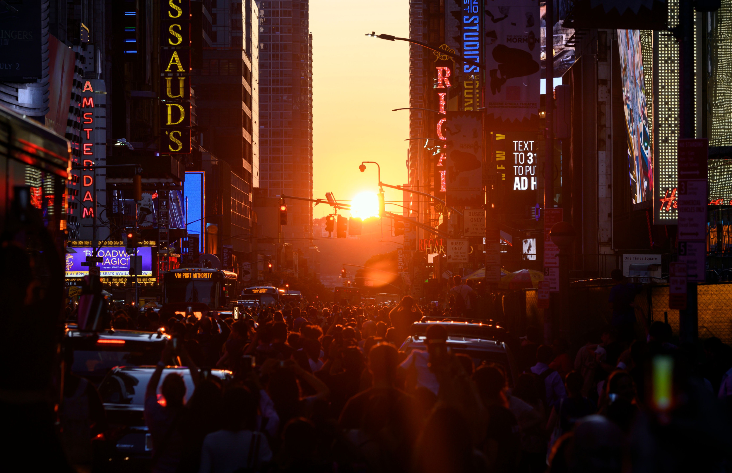Manhattanhenge: Best Spots in New York To See Sun Phenomenon - Vimarsana News