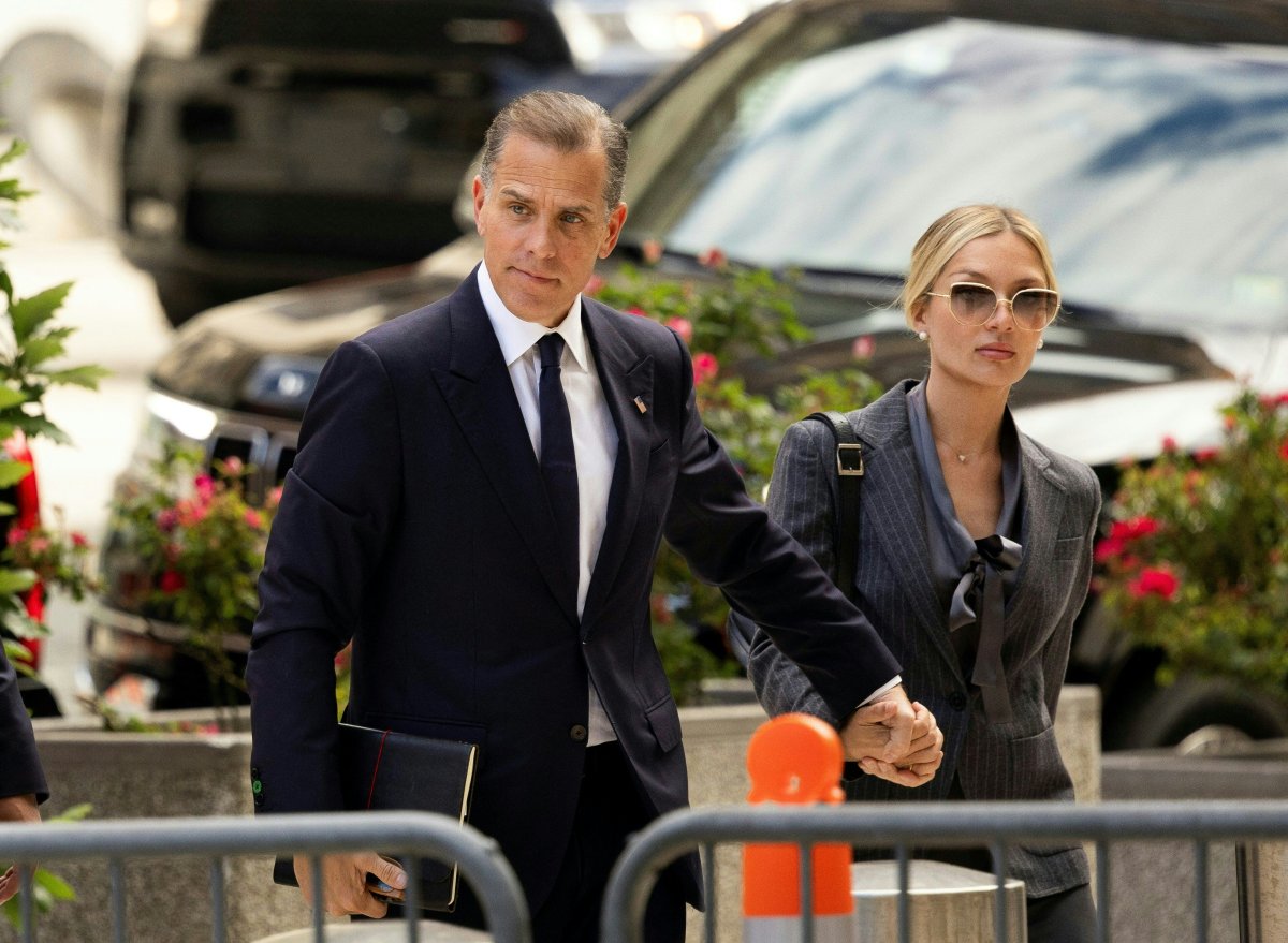 Hunter Biden walks into courthouse