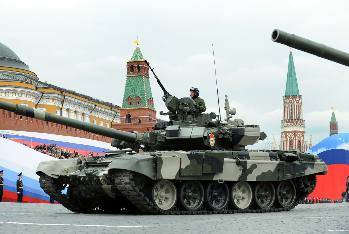 Ukraine Night Cam Video Shows 3 Russian Tanks, 4 APCs Destroyed Overnight