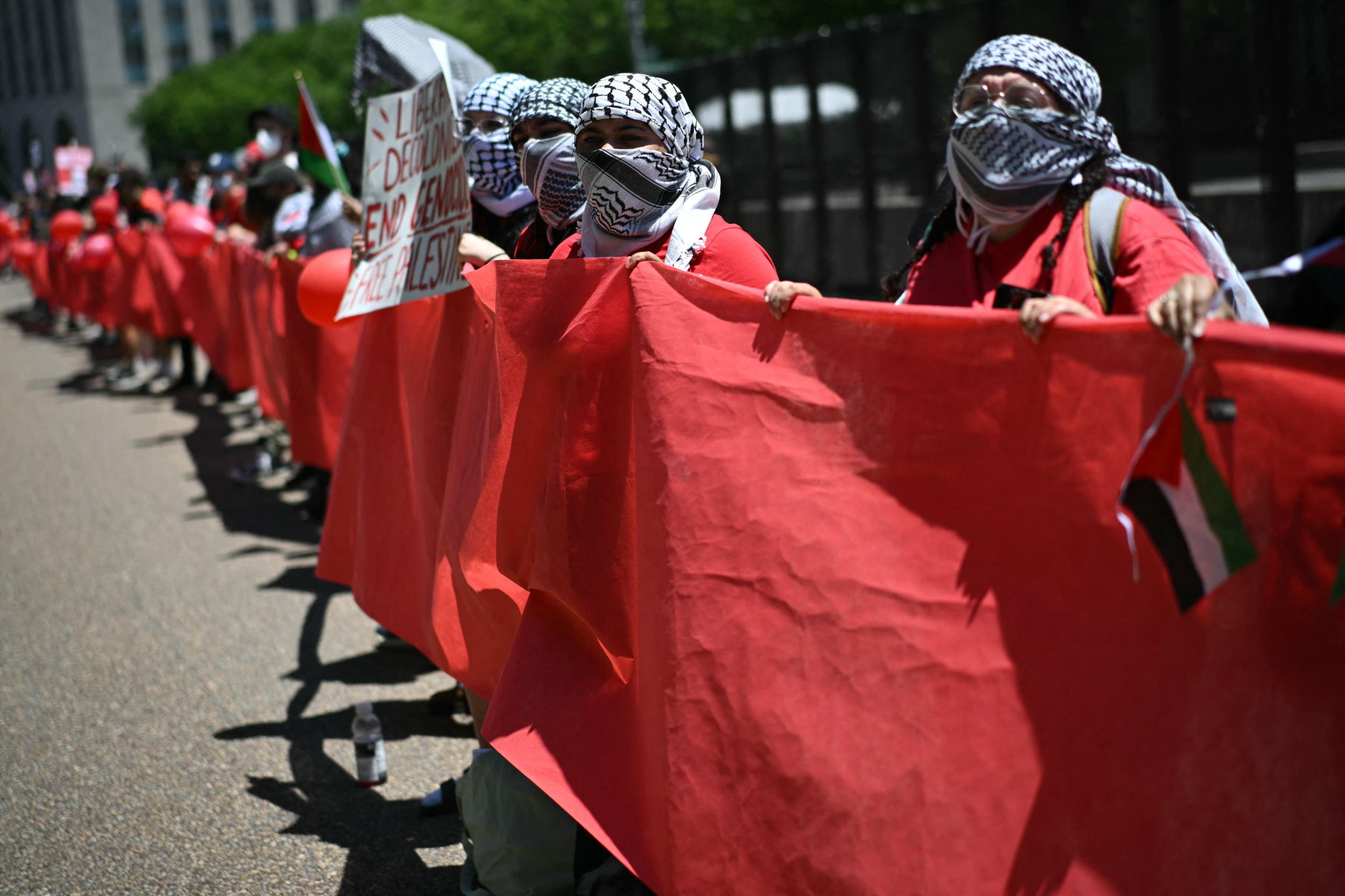 Video: Protesters Surround White House With 'Red Line' Banner