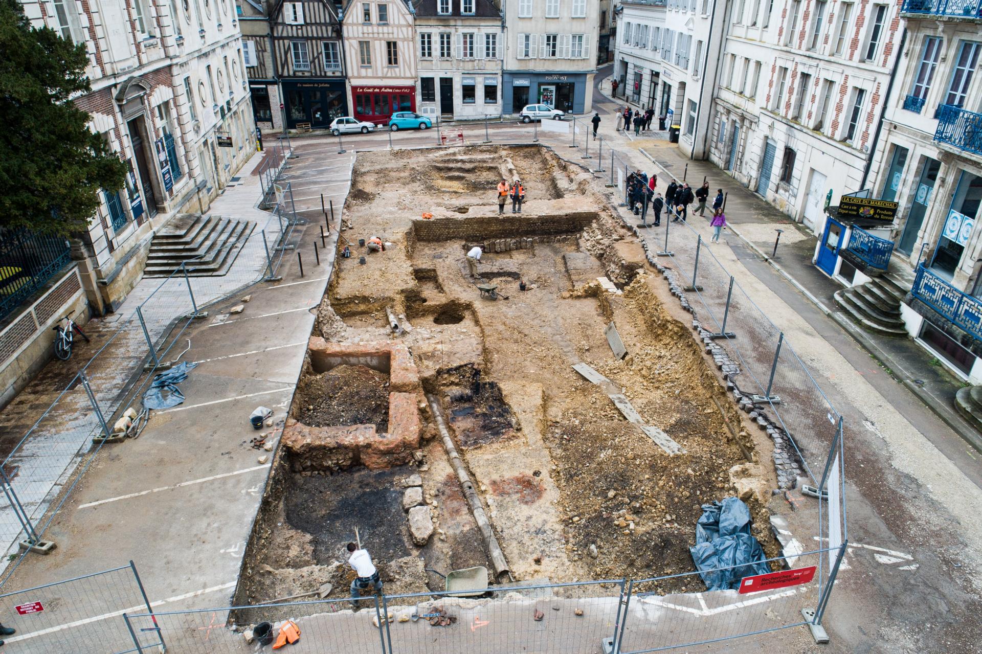Des archéologues découvrent une nécropole de bébés romains sous une place moderne