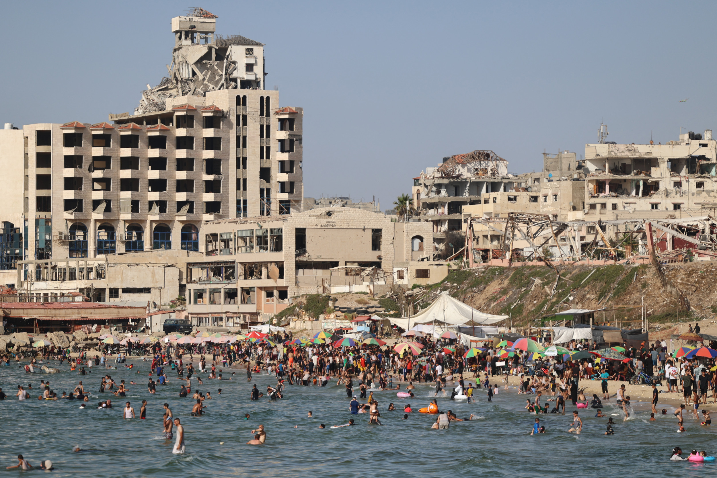 Les plages de Gaza offrent un bref répit après la guerre et la chaleur