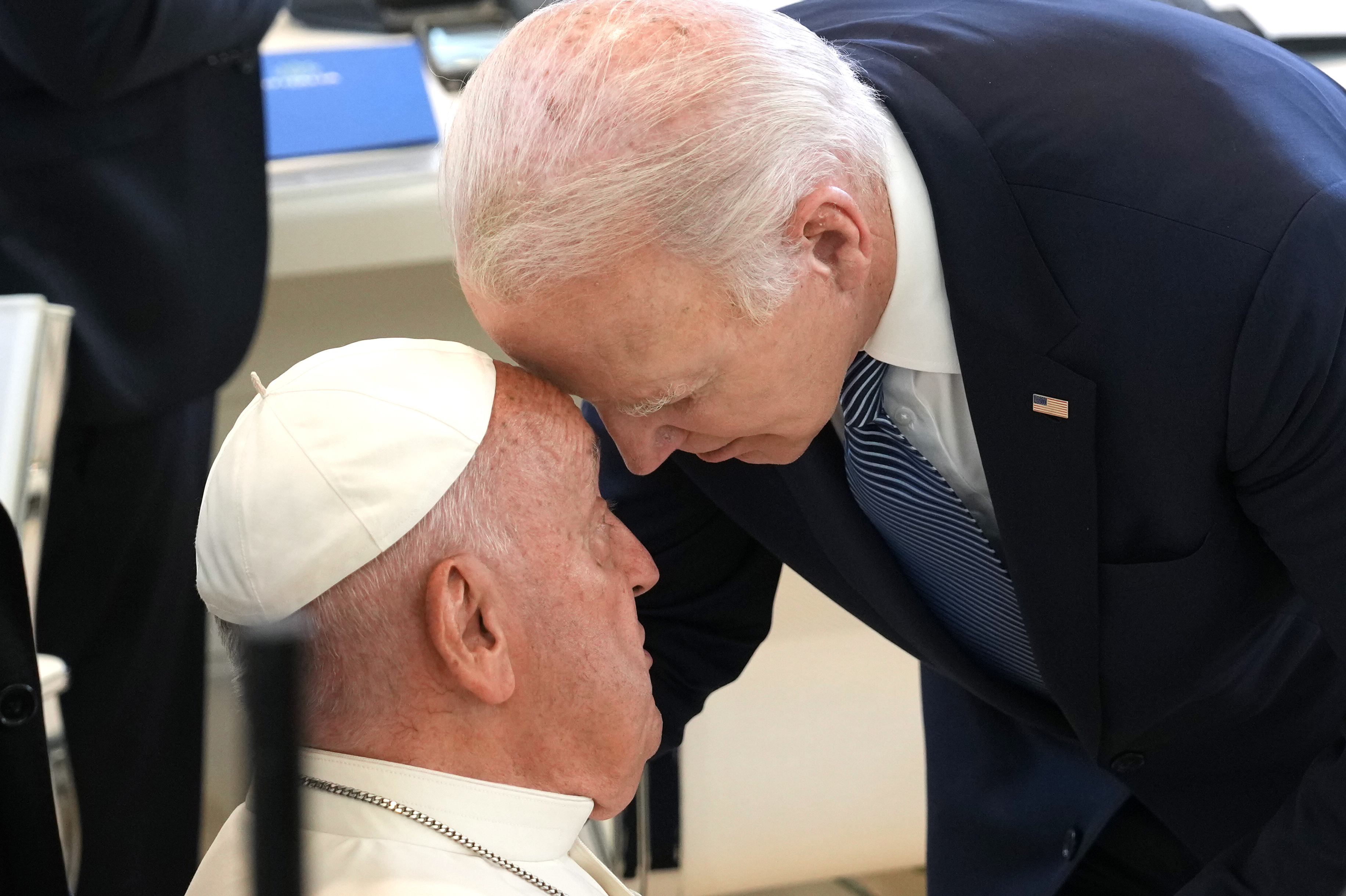Donald Trump répond à la photo du pape François et de Joe Biden : « paniquer »