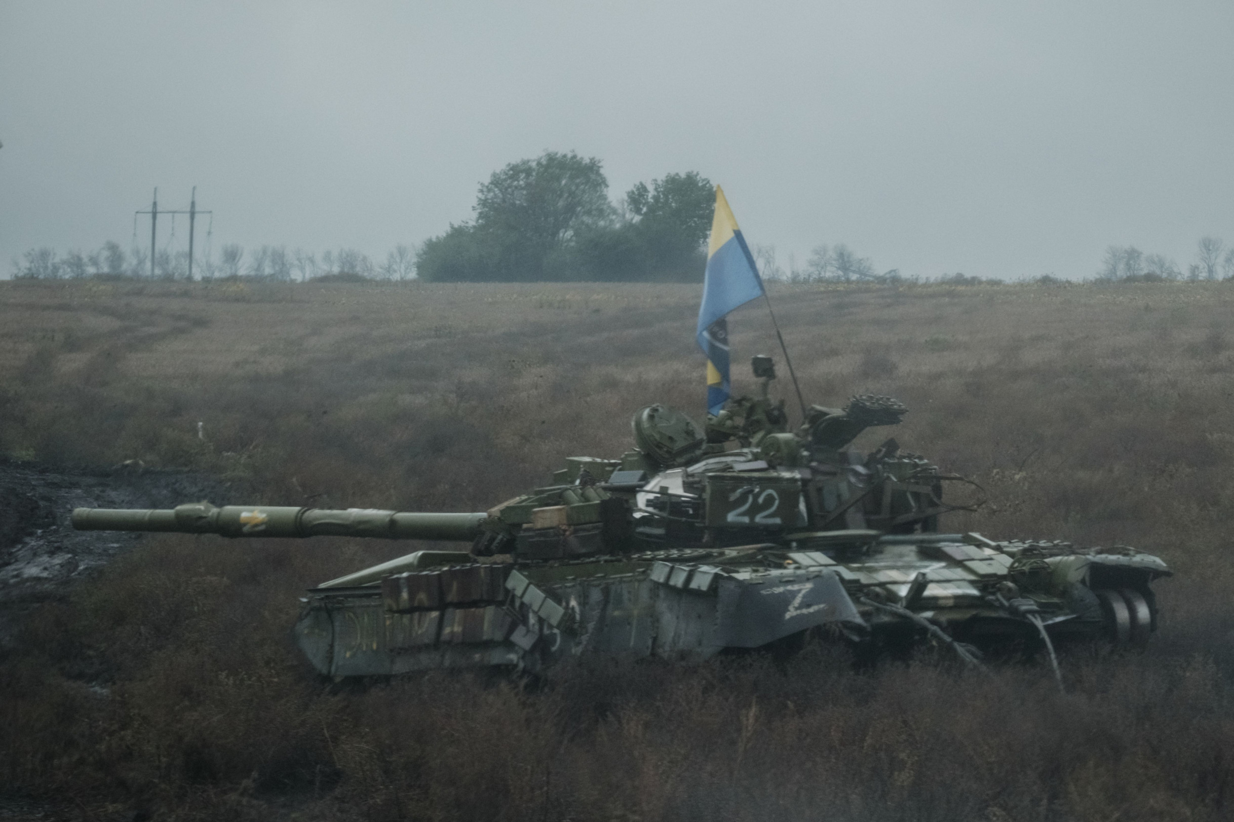 Video Shows Moment Ukrainian Soldiers Capture Russian 'Turtle' Tank ...
