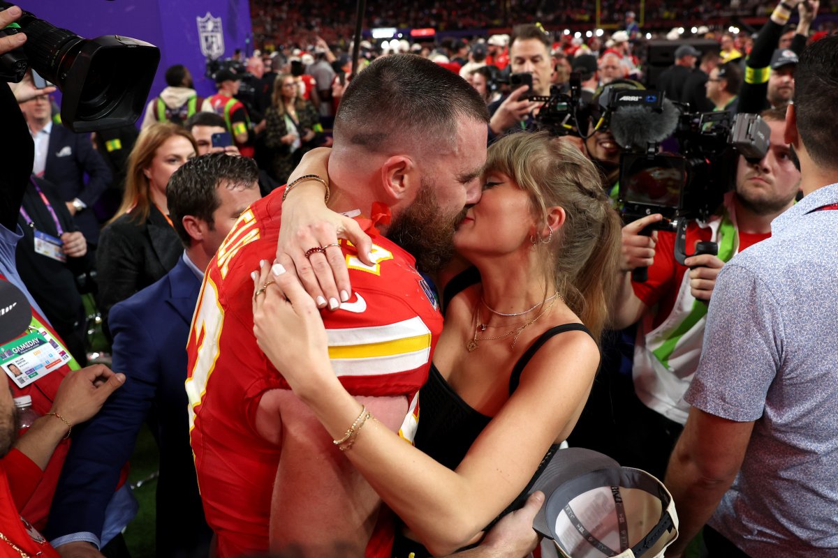 What The Kansas City Chiefs Owner Has To Say About Travis Kelce and Taylor  Swift's Romance - Newsweek
