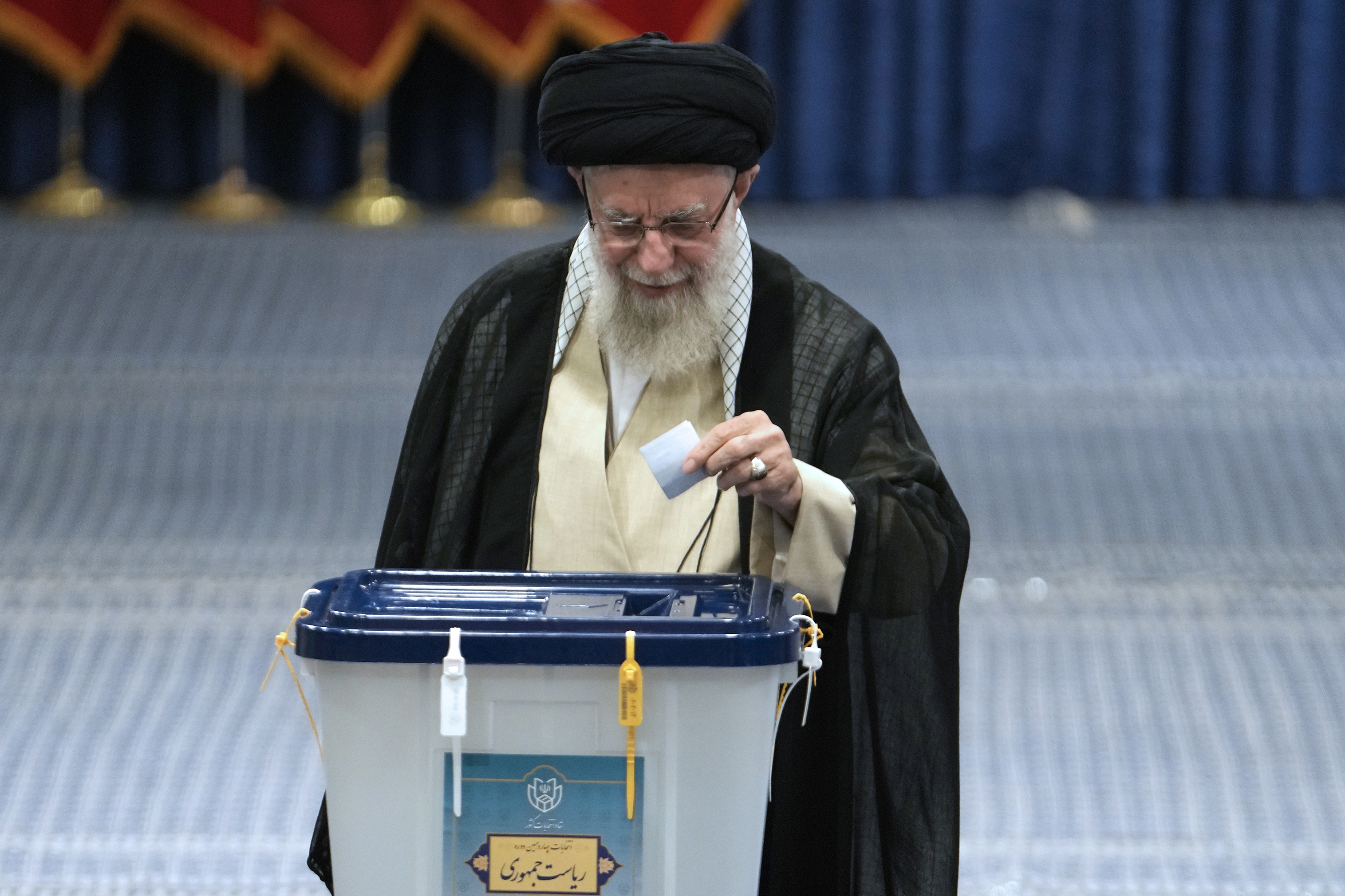 L’Iran vote pour choisir entre les partisans de la ligne dure et les réformistes