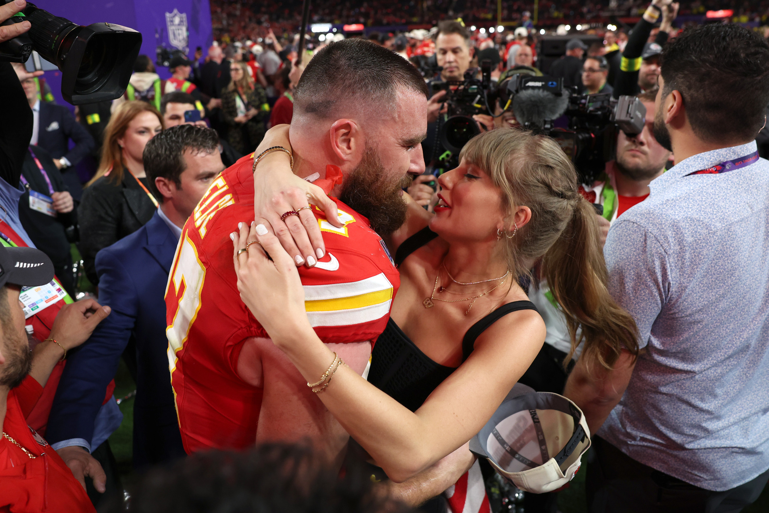 Travis Kelce’s Taylor Swift move crashes the internet